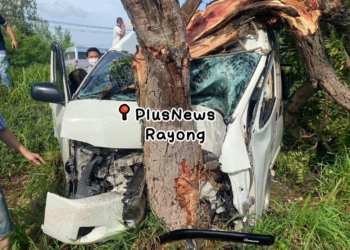 ฝนตกถนนลื่น รถรับส่งพนักงาน ไถลลงร่องกลางถนนชนต้นไม้เจ็บหนัก