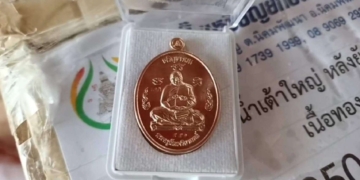 ขลังจัดสาวเจิมหน้าผากของขึ้นองค์ลงร้องลั่นโบสถ์ในพิธิพุทธาภิเษกเหรียญอาจารย์ดังทั่ว สารทิศ