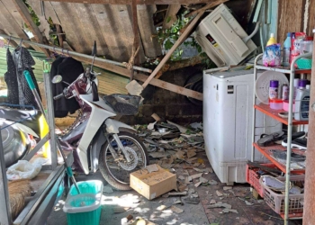 ระยอง ลมมาวูบเดียวต้นไม้หักทับบ้านพังเละ