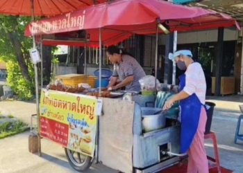 ระยอง ไก่ทอดชื่นชมแจกกู้ภัยกินฟรี