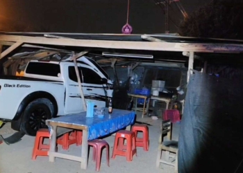 ระยอง กระบะชนท้ายเก๋งพุ่งเข้าร้านลาบ