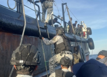 ทัพเรือภาคที่ 1 พิทักษ์อ่าวไทย จับเรือน้ำมัน PHOENIX ขนดีเซลราวหมื่นลิตร