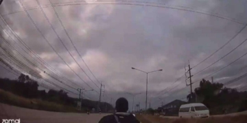 ระยอง เปลี่ยนเลนกะทันหันชนกลิ้งสลบ