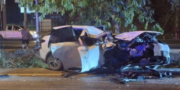 ระยอง EV หลับในชนอัดต้นไม้พังกระจาย