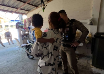 ชาวบ้านไม่ทนแจ้งรวบแม่พี้ยาตีลูกครึ่ง