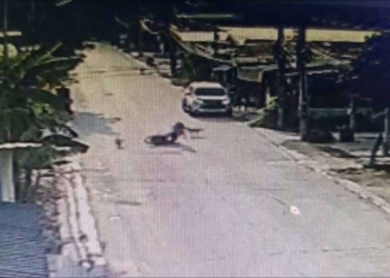 ระยอง กล้องจับหมาวิ่งฟัดจนสาวล้มเจ็บ