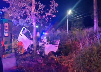 ระยอง ระทึกเช้ามืดรถตู้ชนต้นไม้พังยับ