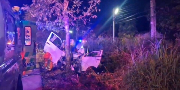 ระยอง ระทึกเช้ามืดรถตู้ชนต้นไม้พังยับ