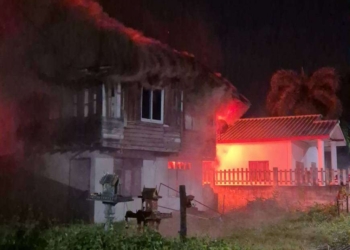 ระยอง ระทึก! ไฟไหม้บ้านไม้เก่ากลางชุมชน