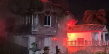 ระยอง ระทึก! ไฟไหม้บ้านไม้เก่ากลางชุมชน