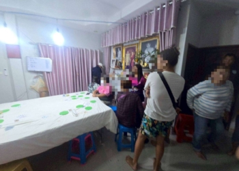 ตำรวจนิคมพัฒนาบุกรวบ “วงไพ่เก้าเก” คาบ้านพัก จับนักพนัน 36 ราย เจ้าบ้านสารภาพรับค่าจัด 3,000 ต่อวัน​