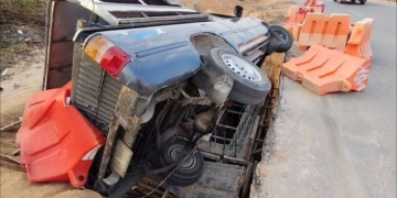 ระยอง กระบะรับส่งคนงานถูกบัสเบียดพุ่งตกตอม่อ