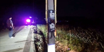 ระยอง ถนนมืดพาชนเสาไฟดับ