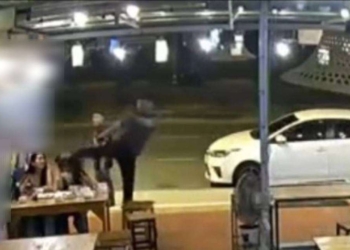 สาวแซวแรงโดนเตะก้านคอเจ็บ