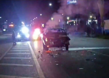 ระยอง กระบะเมาซิ่งมุดท้ายพ่วงไฟไหม้ควันท่วม​