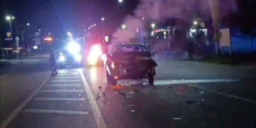 ระยอง กระบะเมาซิ่งมุดท้ายพ่วงไฟไหม้ควันท่วม​