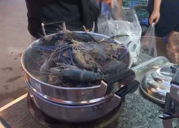 ​ระยอง ตักกุ้งร้อยเดียว เคี้ยวมัน​ฮือฮา! ไอเดียแม่ค้าแกลง “ตักกุ้งแม่น้ำ” ตักละร้อย ตัดได้เท่าไหร่เอาไปเลยตักหมดถังก็ยังได้ถ้าทำได้ แถมบริการนึ่งฟรี ลูกค้าแห่คิวแน่นตลาดปั๊มใต๋​