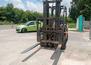 งง!!!พม่าโฟล์คลิฟท์ขับบนถนน พุ่งชนจยย เจ็บ