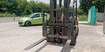 งง!!!พม่าโฟล์คลิฟท์ขับบนถนน พุ่งชนจยย เจ็บ