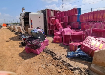 ระยอง แดดจ้า 6 ล้อตกไหล่ทางคว่ำ