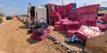 ระยอง แดดจ้า 6 ล้อตกไหล่ทางคว่ำ