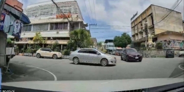 ระยอง เก๋งหักหลบBMWพุ่งชนร้านกาแฟหักหลบเก๋งข้ามแยก! สาวขับวีออสพุ่งชนร้านกาแฟกวาดเสาสื่อสารพังยับ เจ้าของบีเอ็มฯ หอบหลักฐานแจงแสดงความบริสุทธิ์ใจหวั่นดราม่า
