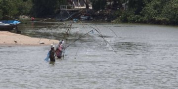 ระยอง ทรายตื้นปากคลองทำเรือเกยตื้นประมงลำบาก​
